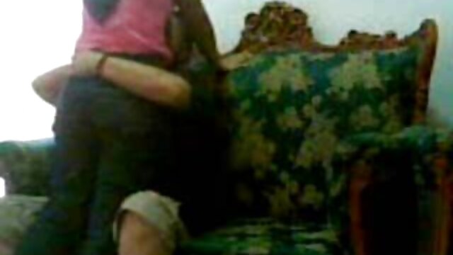 Brunette với anamazing đít phim sec 18 hd slide trên một nóng vòi nước trên những ghế sofa