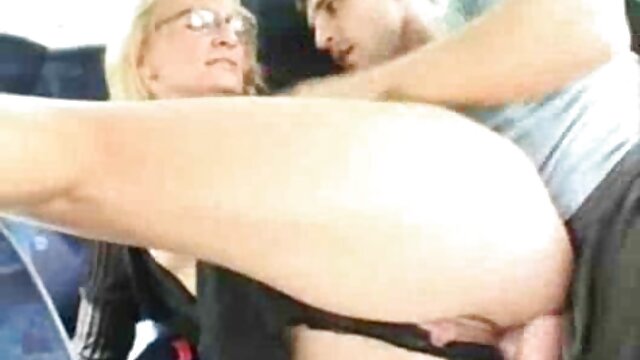 Tóc vàng phết cô ấy chân trang xem phim sec đến quái cô ấy âm đạo với đỏ dildo