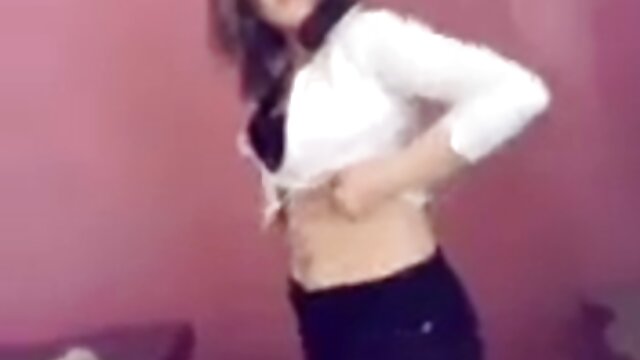 AssTraffic Betty Lynn masturbates trong khi thưởng thức hậu tai phim sec hd môn